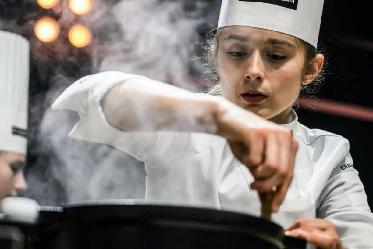 La seule cheffe française Naïs Pirollet lors du concours de cuisine Bocuse d'Or 2023 au SIRHA à Chassieu près de Lyon, le 23 janvier 2023.