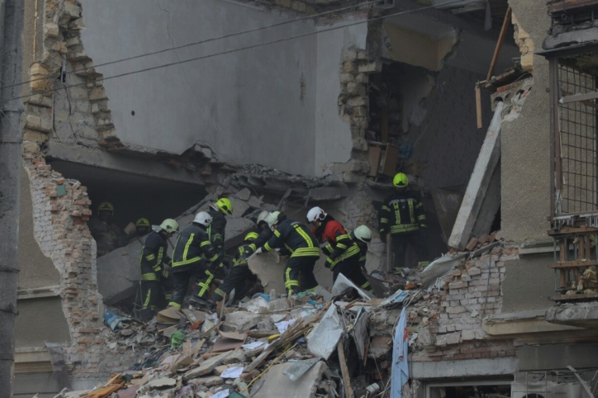 Des secouristes ukrainiens dans les décombres d'un immeuble touché par une frappe russe à Odessa, le 27 janvier 2026