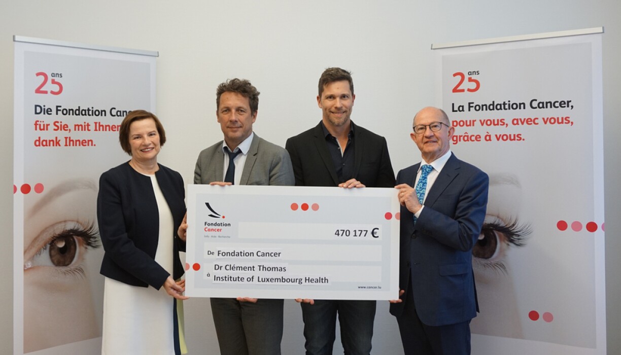 de gauche à droite : Lucienne Thommes — directrice de la Fondation Cancer, Dr Clément Thomas, Dr Ulf Nehrbass — directeur du Luxembourg Institute of Health (LIH) et Dr Carlo Bock — président de la Fondation Cancer