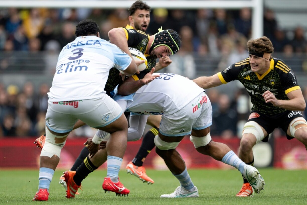 The Bayonne defence tries to stop La Rochelle's match-winner Gregory Alldritt