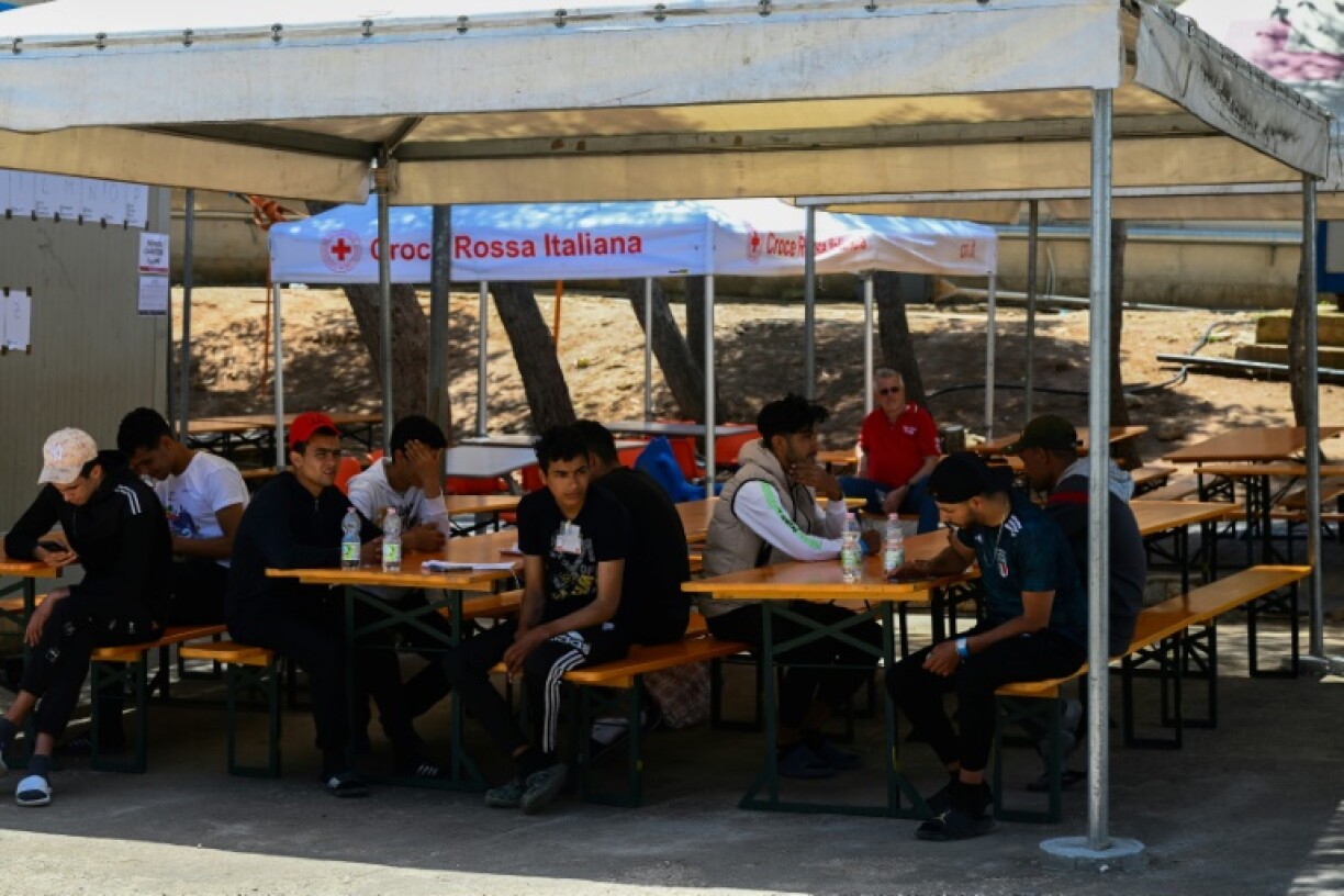 De jeunes migrants sur l'île de Lampedusa, au sud de la Sicile, le 7 juin 2023