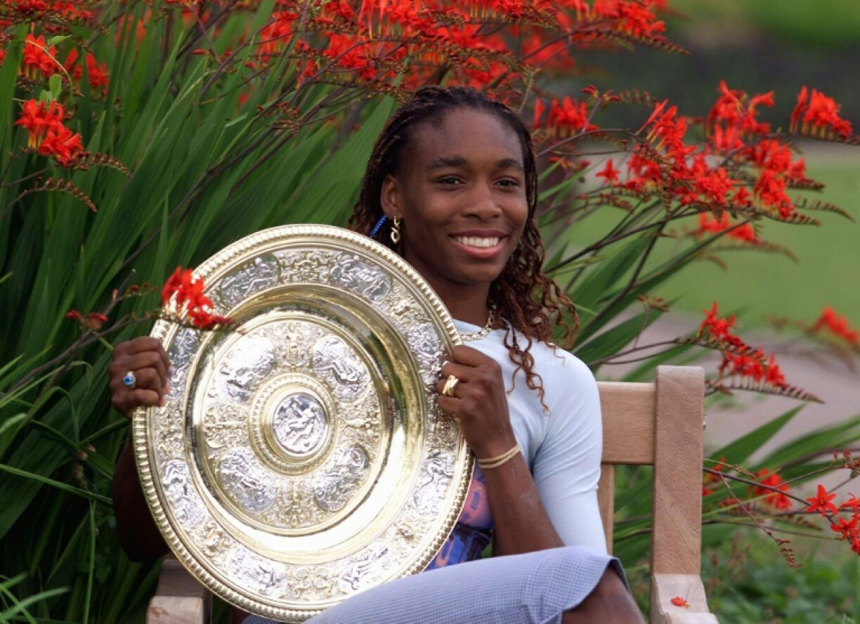 Venus Williams pose avec le trophée après sa première victoire dans un tournoi du Grand Chelem, à Wimbledon, le 11 juillet 2000 à Londres
