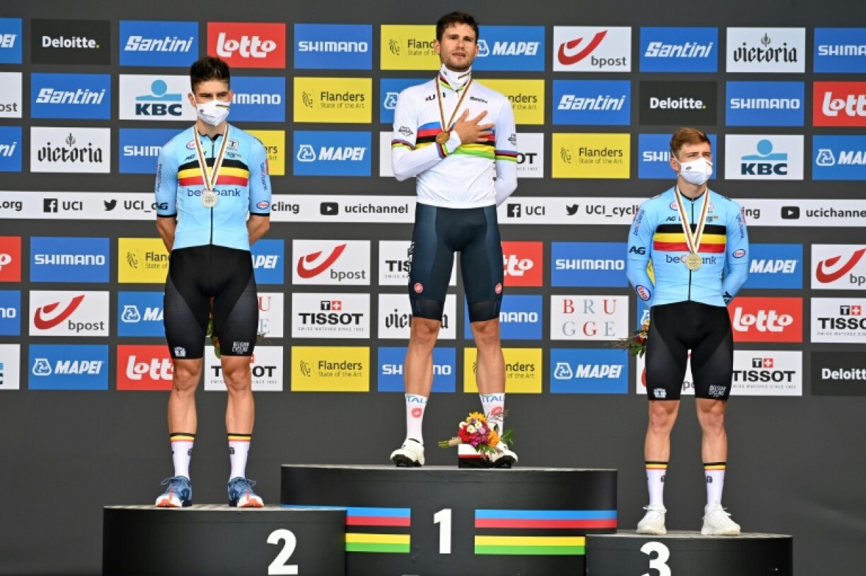 Le podium du contre-la-montre des Mondiaux: Wout Van Aert, le vainqueur Filippo Ganna et Remco Evenepoel, le 19 septembre 2021 à Bruges