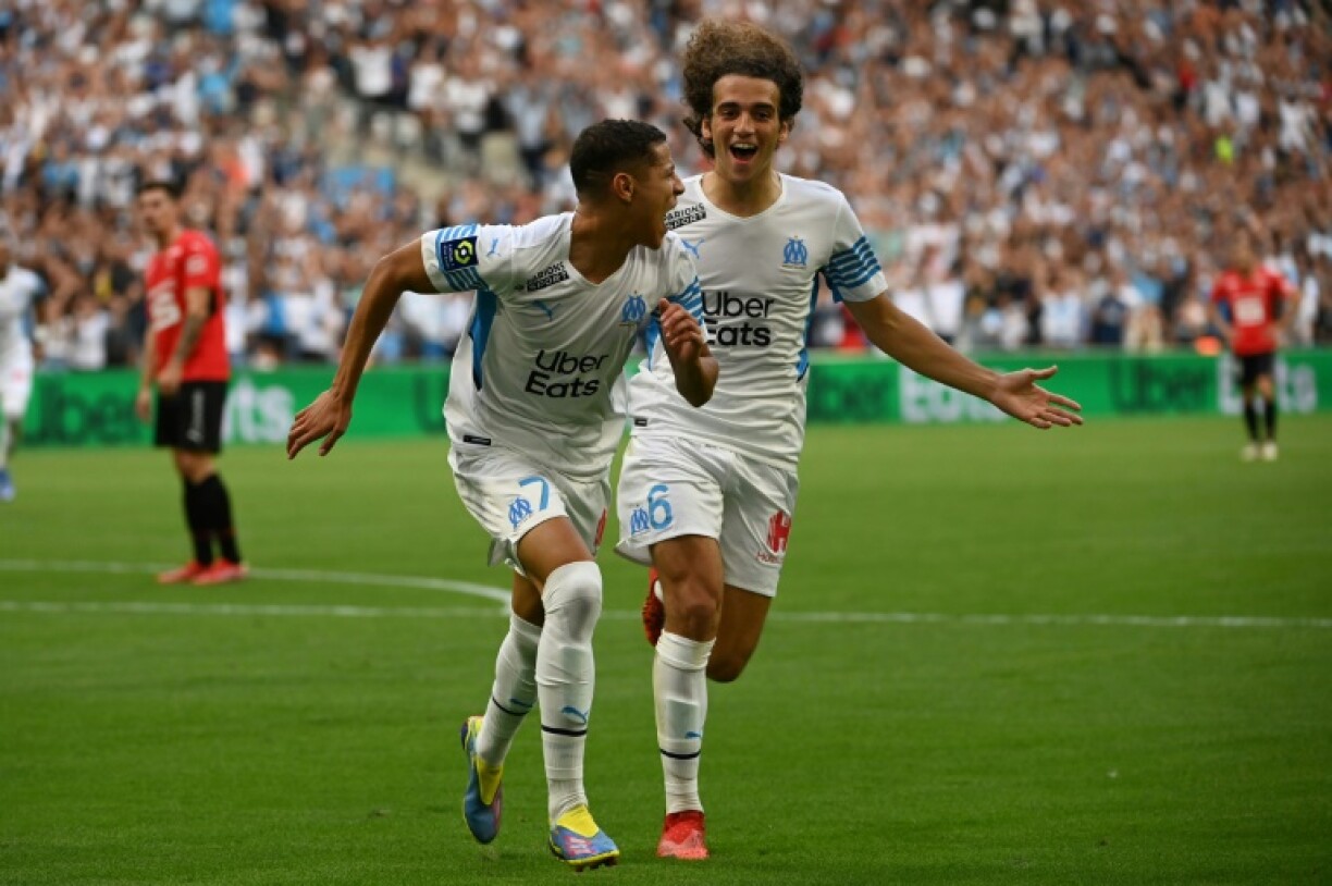 La joie d'Amine Harit, suivi par Matteo Guendouzi, après avoir inscrit le but du break pour Marseille face à Rennes au stade Vélodrome, le 19 septembre 202