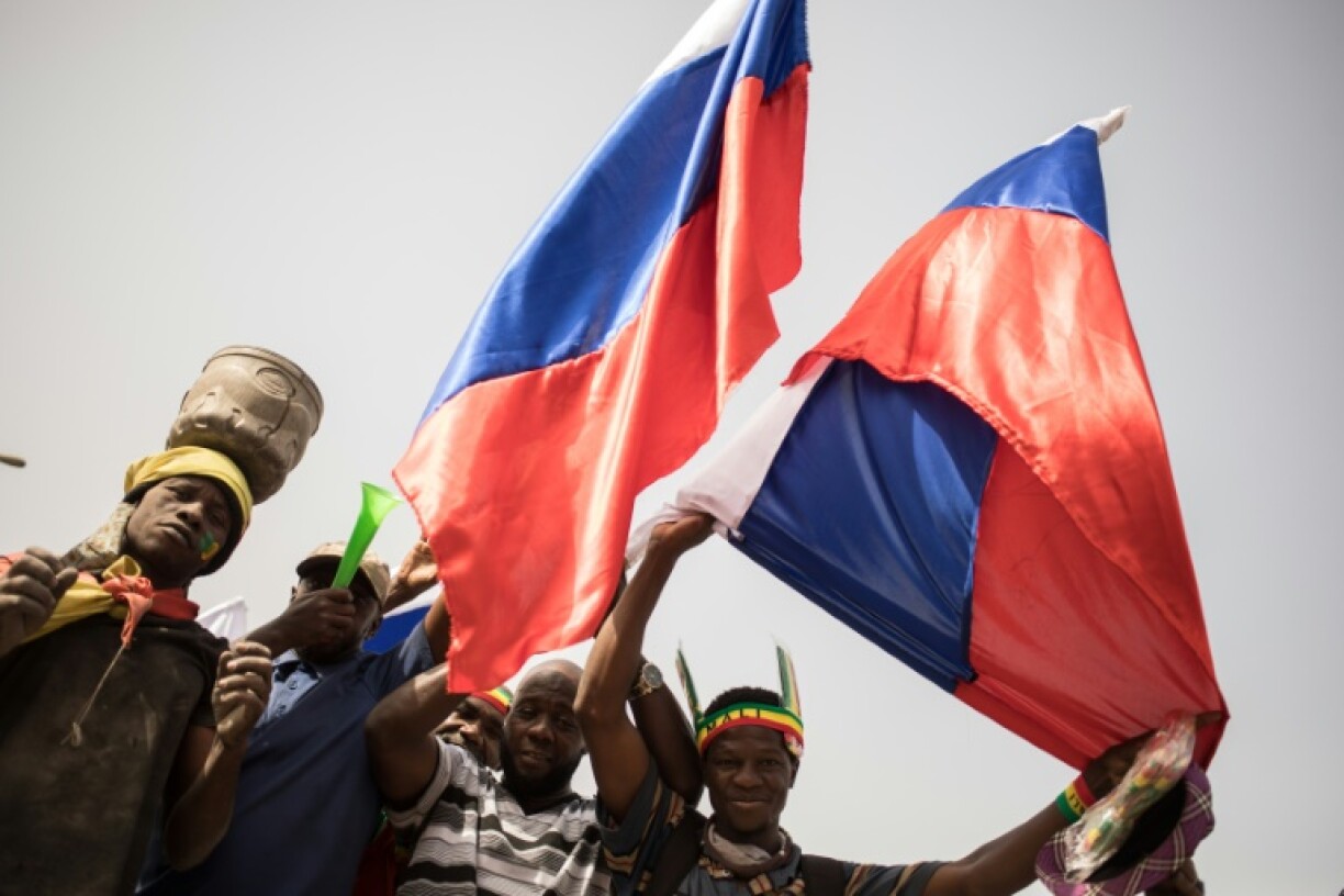 Des drapeaux russes brandis lors d'une manifestation anti française à Bamako le 19 février 2022