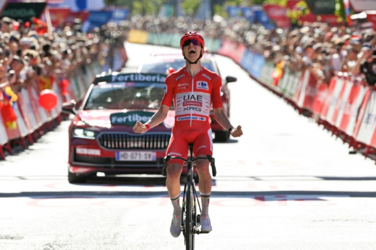 Le Slovène Tadej Pogacar franchit la ligne d'arrivée de la 4e étape de la Vuelta le 25 août 2026 à Andorre-la-Vieille loin devant ses poursuivants