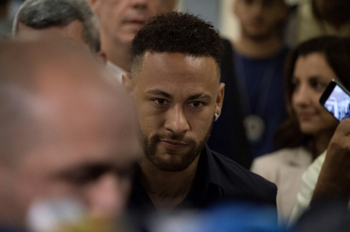 Neymar repart après avoir été entendu par la police.