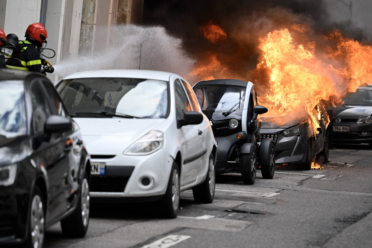 Des pompiers éteignent une voiture incendiée lors de la manifestation étudiante à Nancy, le 8 octobre 2026.