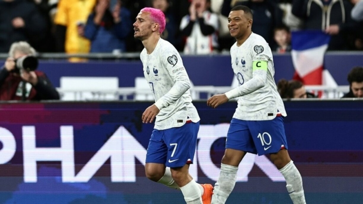 Le capitaine Kylian Mbappé et Antoine Griezmann tous deux buteurs pour les Bleus contre les Pays-Bas au Stade de France, le 24 mars 2023