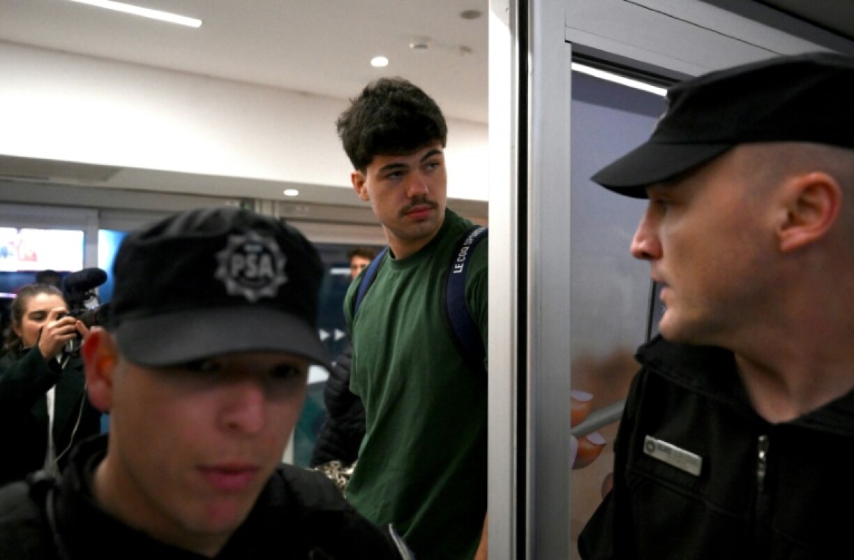 Le joueur de rugby français Hugo Auradou à l'aéroport international d'Ezeiza, dans la province de Buenos Aires, en Argentine, le 3 septembre 2024