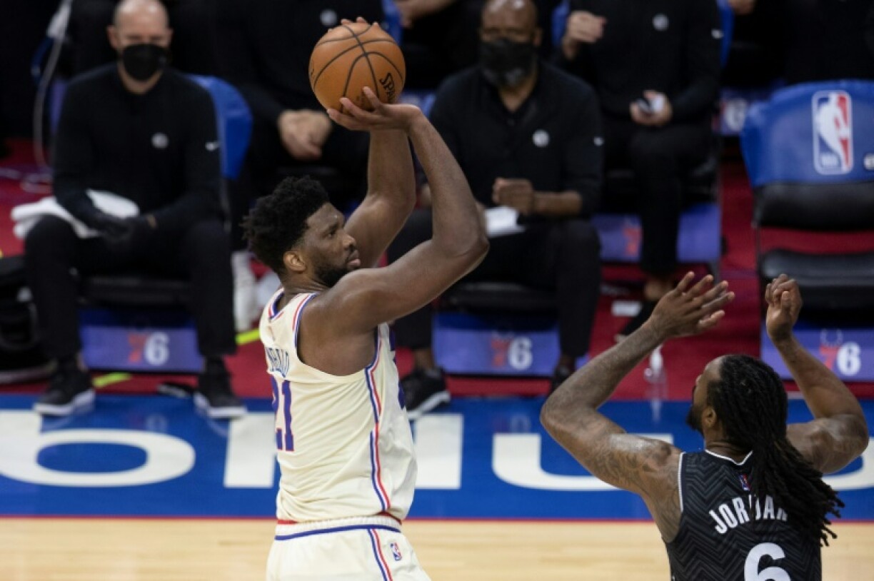 Le pivot camerounais des Philadelphia 76ers, Joel Embiid, face à son homologue des Brooklyn Nets, DeAndre Jordan, lors de leur match de NBA, le 14 avril 2021 à Philadelphie