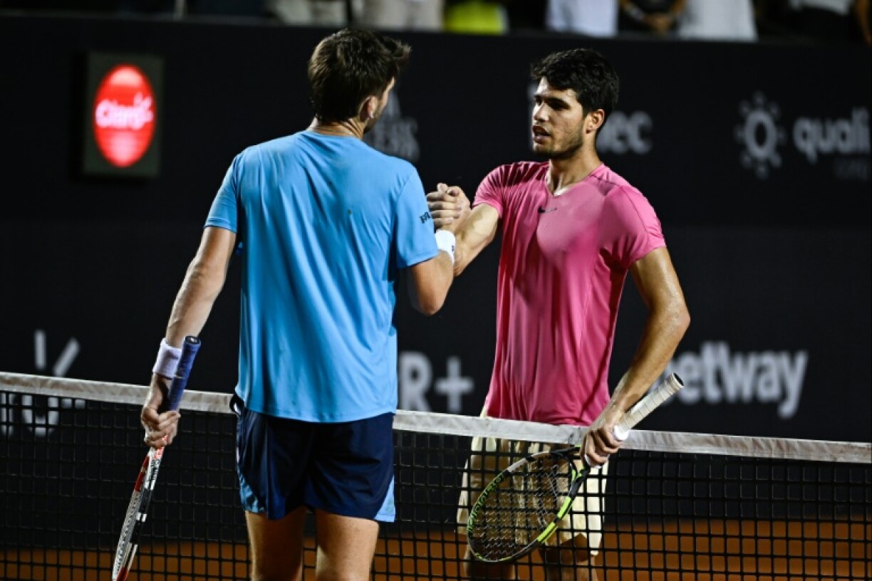 Le Britannique Cameron Norrie (à gauche) salue l'Espagnol Carlos Alcaraz après la finale du tournoi de Rio de Janeiro, le 26 février 2023