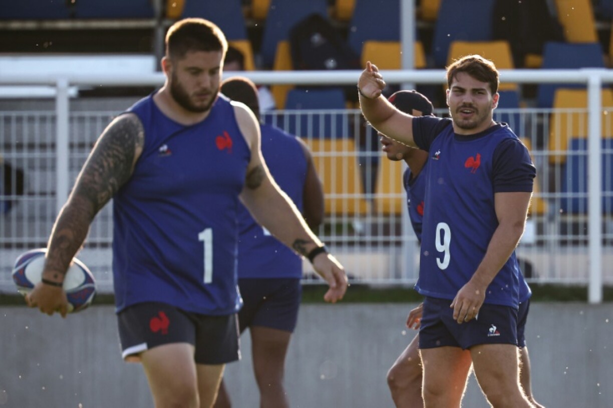 Le demi de mêlée Antoine Dupont s'entraîne avec l'équipe de France de rugby le 10 octobre 2023 à Rueil-Malamaison près de Paris