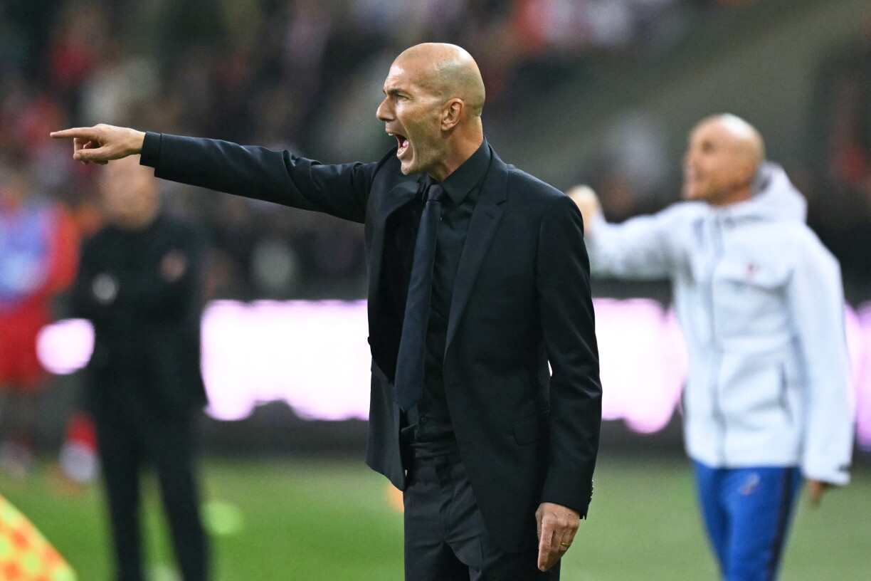 L'entraîneur de la France, Zinédine Zidane, fait des gestes depuis le bord du terrain lors du match aller de la Ligue des nations de l'UEFA entre la Turquie et la France.