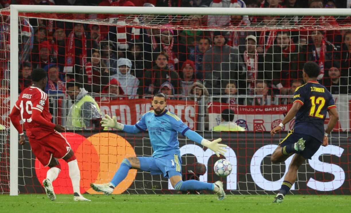 Le Canadien du Bayern Munich Alphonso Davies marque le but de l'égalisation à 1-1 contre Arsenal mercredi en Ligue des champions à l'Allianz Arena de Munich.