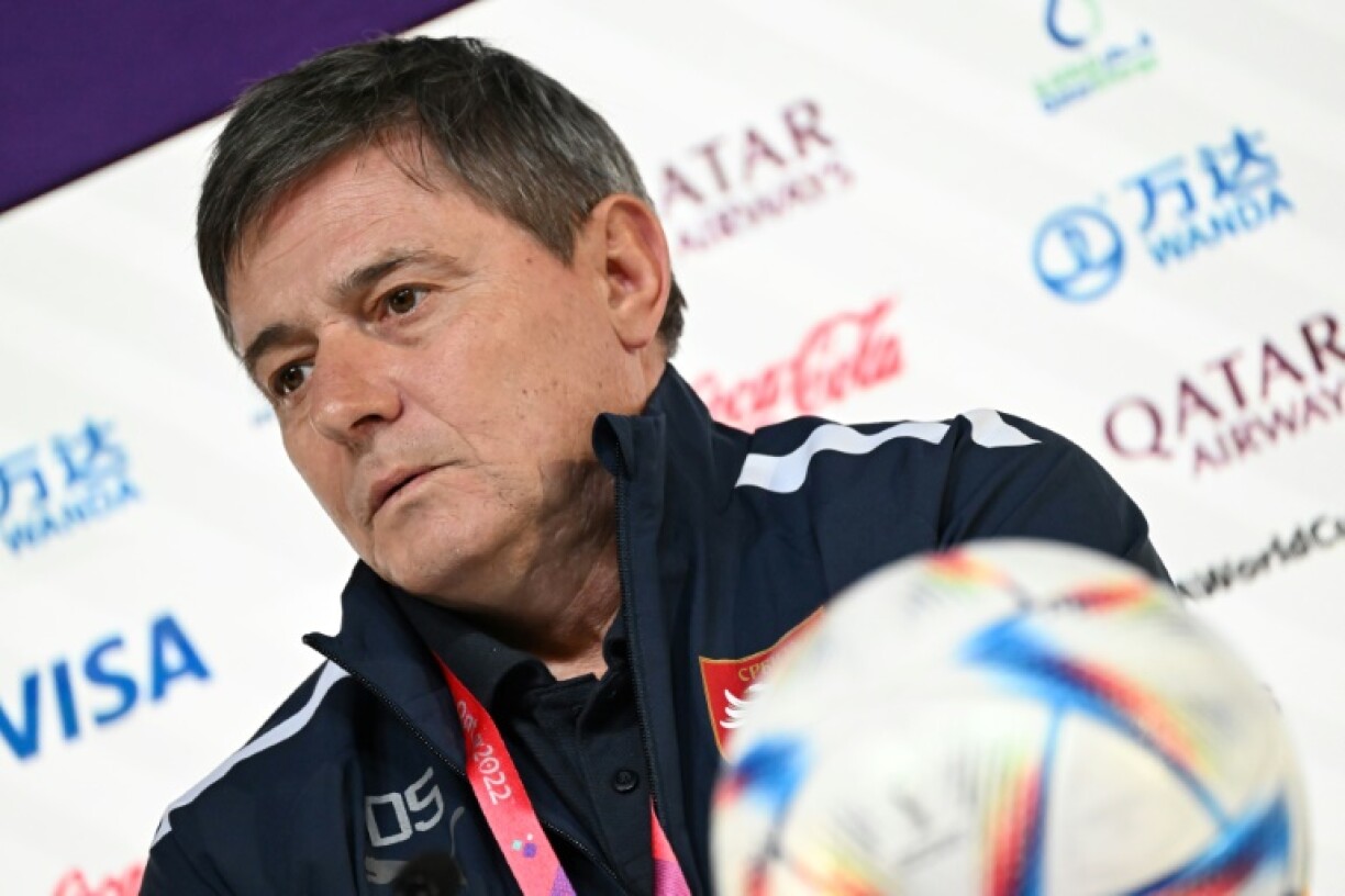 Dragan Stojkovic, sélectionneur de l'équipe de Serbie, à la veille de son entrée en lice dans le Mondial-2022 contre le Brésil, lors d'une conférence de presse à Doha, le 23 novembre 2022