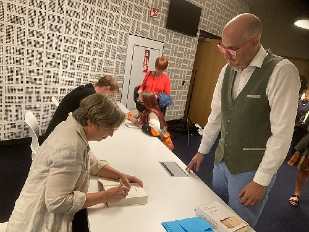 D'Jenny Erpenbeck signéiert hieren neie Roman