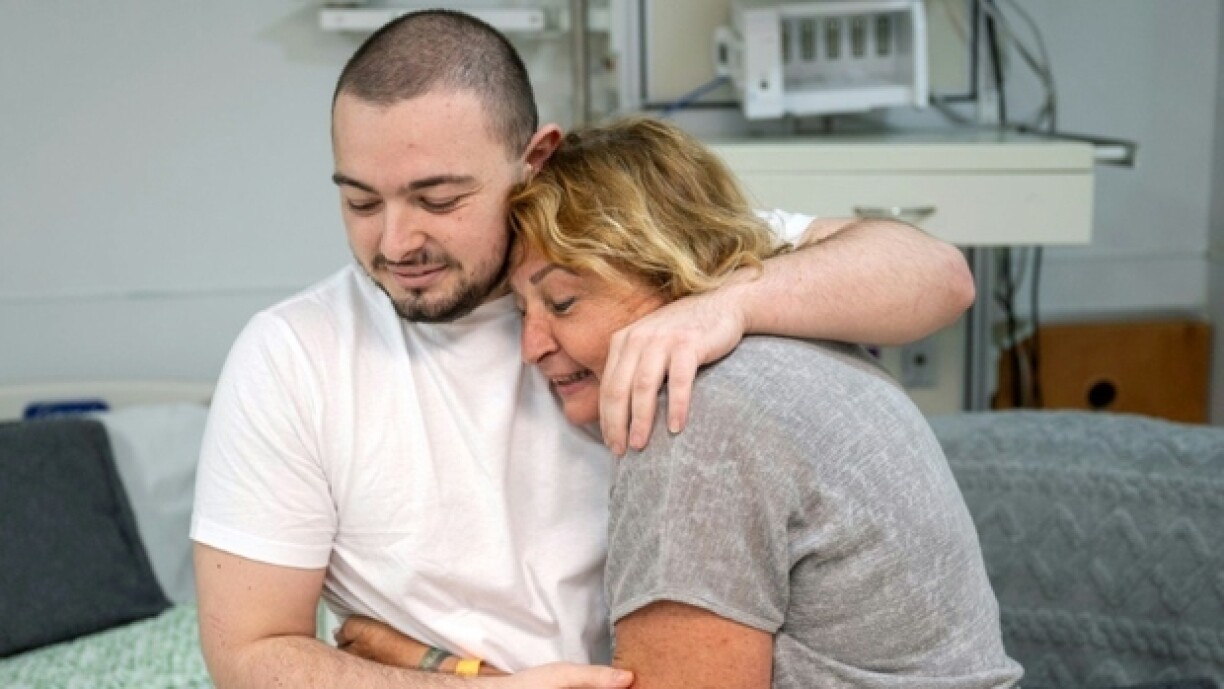 Photo transmise par l'armée israélienne le 8 juin 2024 montrant Almog Meir Jan (G), un des otages libérés par l'armée israélienne lors d'une opération, à l'hôpital Sheba Tel-HaShomer à Ramat Gan, près de Tel-Aviv