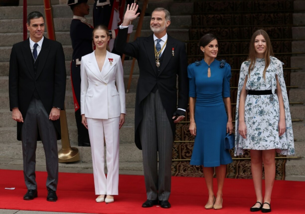 La famille royale espagnole et le Premier ministre Pedro Sanchez (g), le 31 octobre 2023, à l'occasion de la prestation de serment de la princesse des Asturies, Leonor, devant le Congrès à Madrid