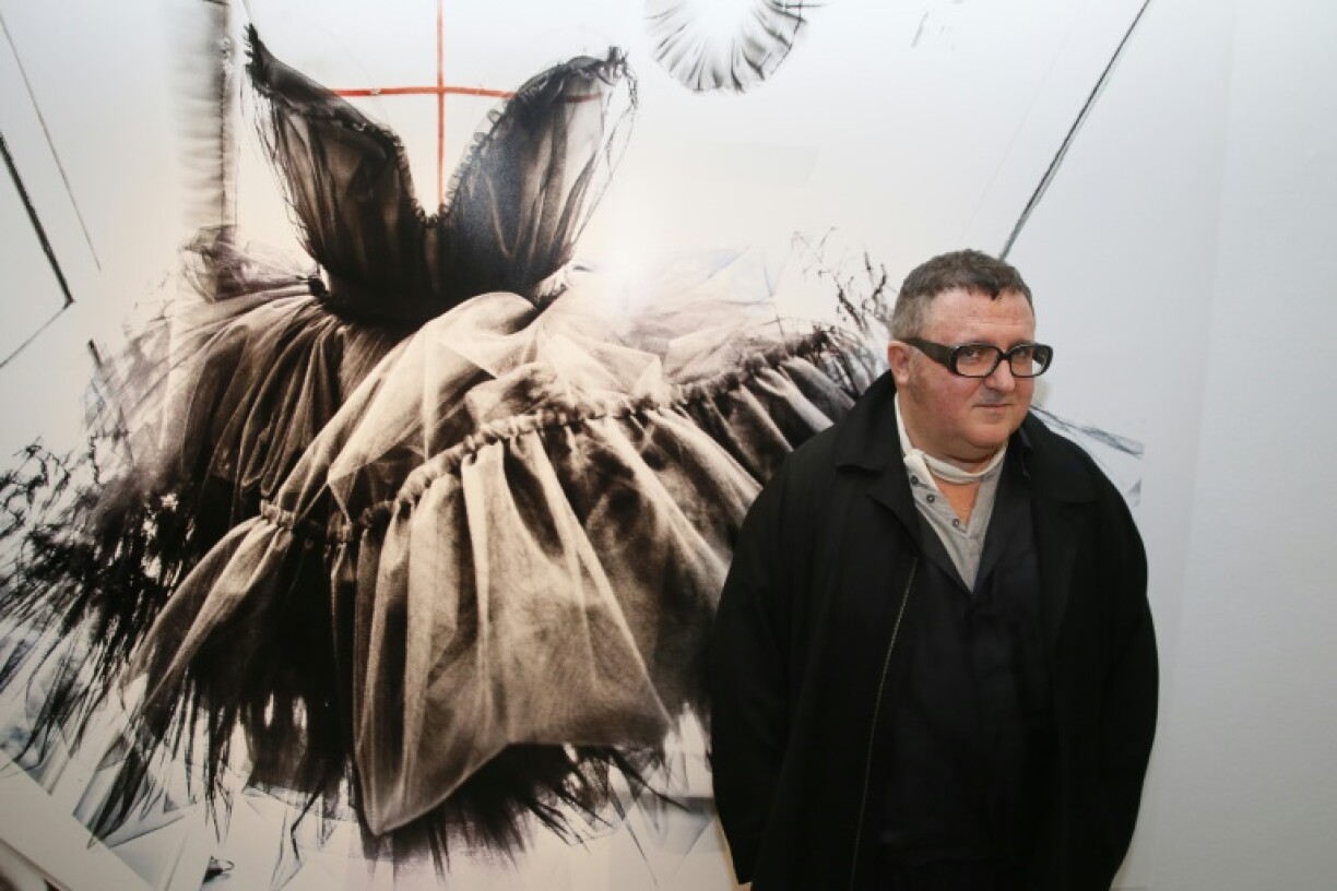 Le créateur de mode Alber Elbaz lors d'une exposition consacrée à son travail, le 8 septembre 2015 à Paris