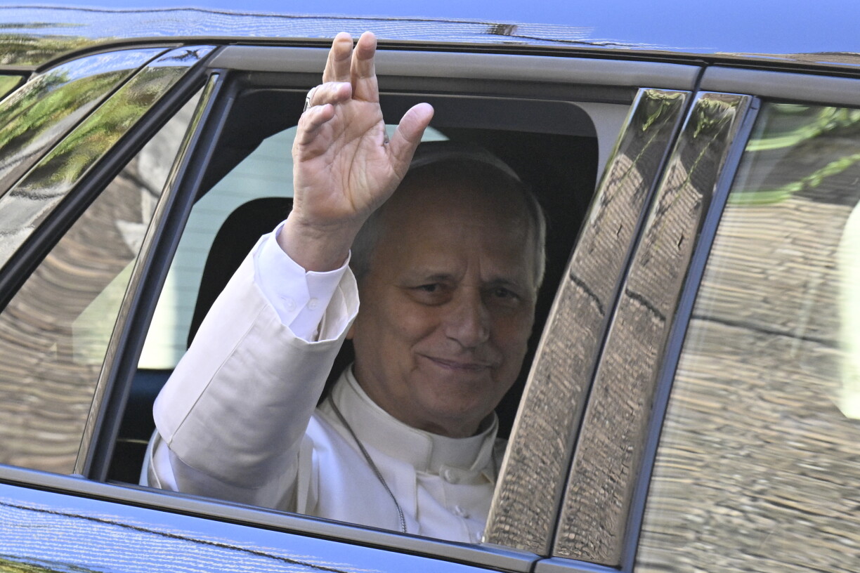 De Poopst Leo XIV. war ganz entspaant bei senger Arrivée virum Spidol zu Roum.