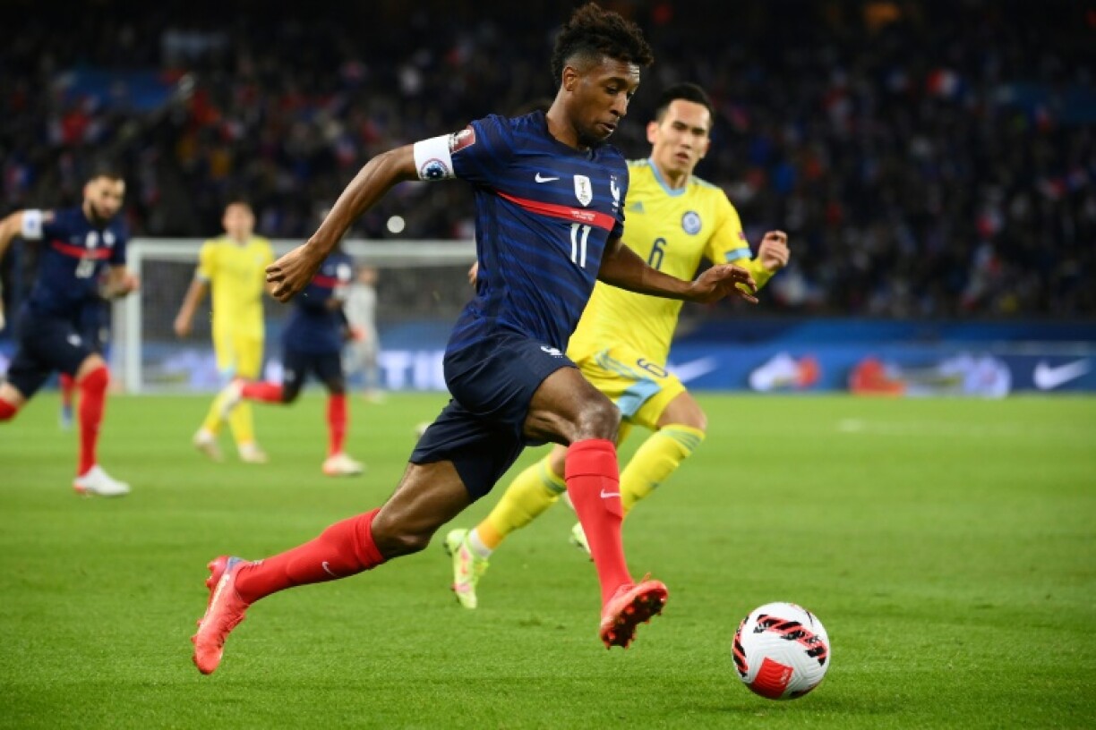 L'attaquant Kingsley Coman déborde le milieu de terrain kazakh Maksat Taykenov, lors des éliminatoires de la Coupe du monde 2022 au Qatar, le 13 novembre 2021 au Parc des Princes à Paris