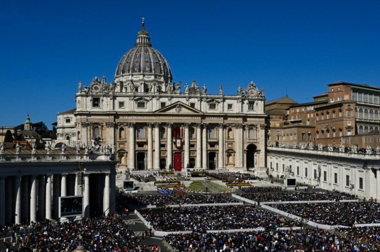Des fidèles rassemblés place Saint-Pierre pour écouter le pape François à l'occasion du dimanche de Pâques, le 9 avril 2023 au Vatican