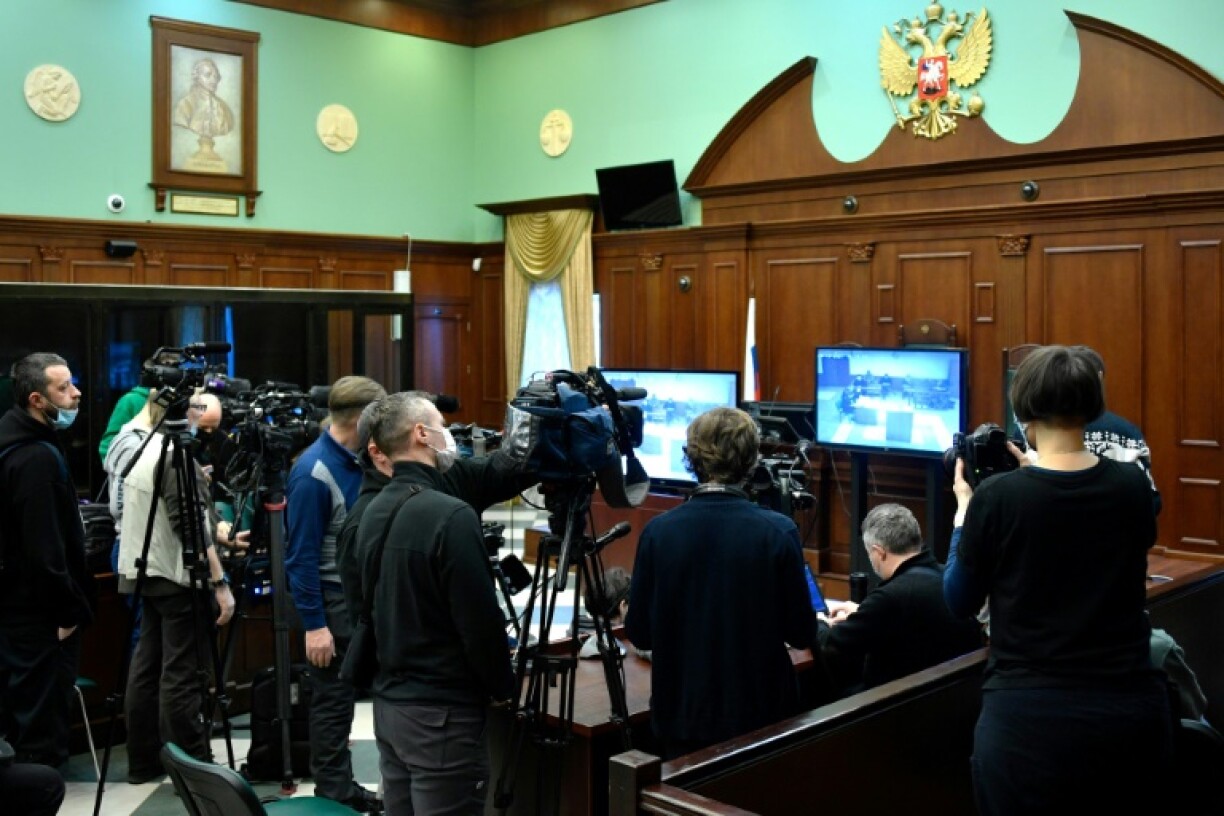 Journalistes dans le tribunal de Moscou qui étudie la demande de dissolution de la branche consacrée aux droits humains de l'ONG Mémorial à Moscou le 29 décembre 2021