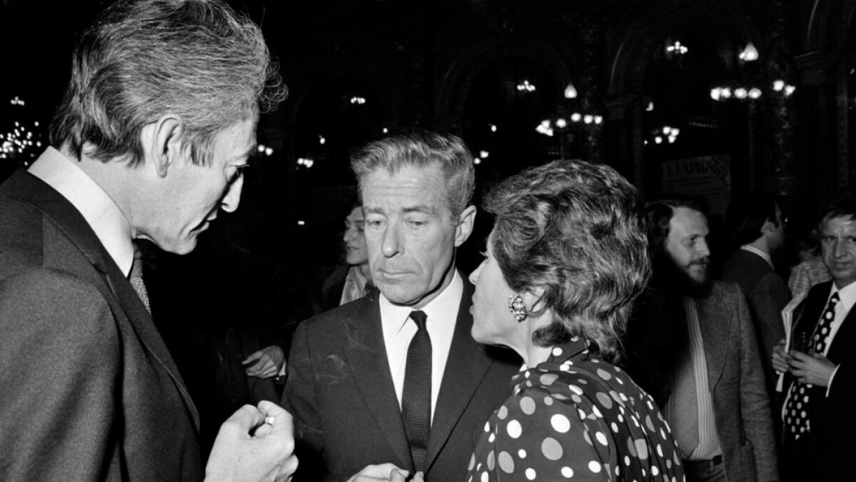 Cette photo prise le 6 mai 1973 montre les journalistes français Philippe Grumbach (G), Jean-Jacques Servan-Schreiber (C) et Françoise Giroud (D) discutant lors d'un cocktail au siège de l'hebdomadaire parisien