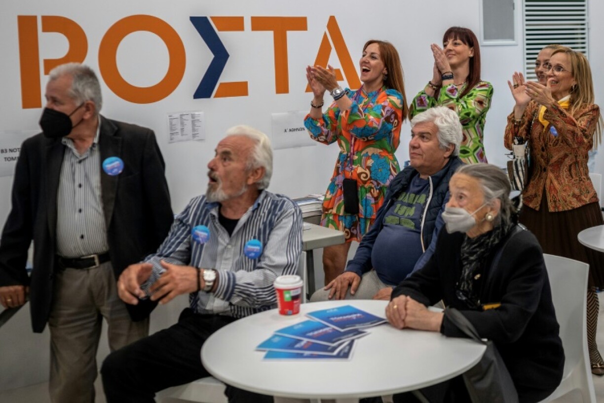 Des partisans du Premier ministre grec sortant Kyriakos Mitsotakis réagissent aux sondages réalisés à la sortie des urnes donnant le parti conservateur en tête aux législatives, le 21 mai 2023 à Athènes