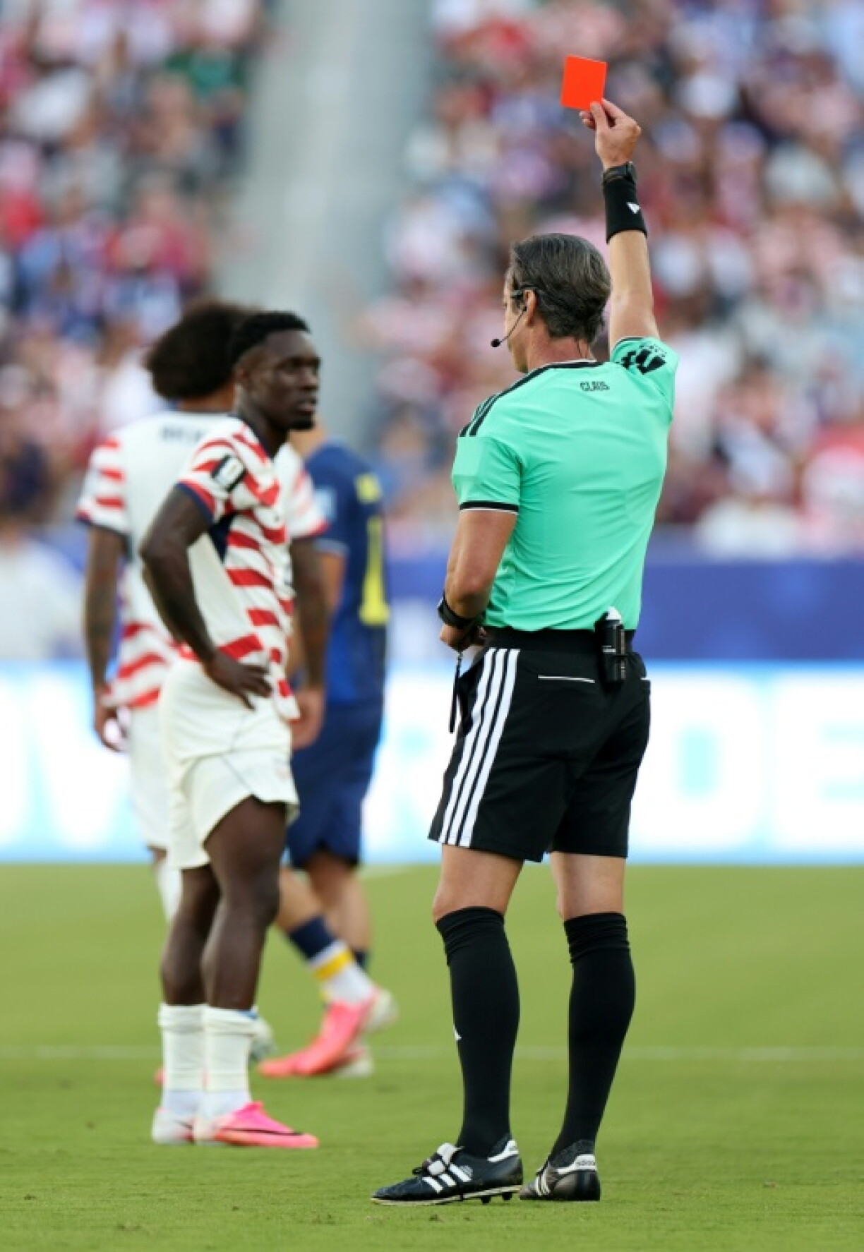 L'attaquant américain Folarin Balogun est exclu par l'arbitre Raphael Claus pour une faute sur le Bosnien Tarik Muharemovic, le 1er juillet 2026 à Santa Clara