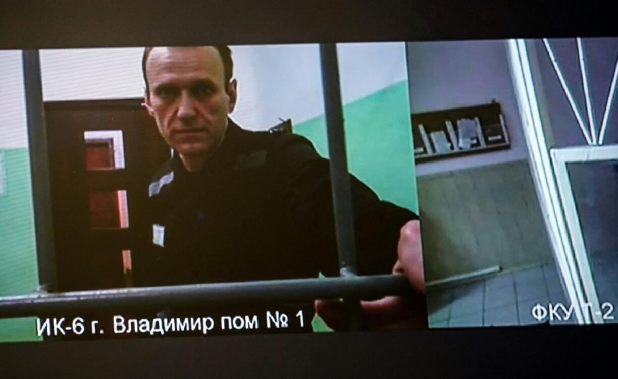 Un écran montre l'opposant russe Alexeï Navalny lors d'une audience d'appel au tribunal de Moscou de sa condamnation à 19 ans de prison pour