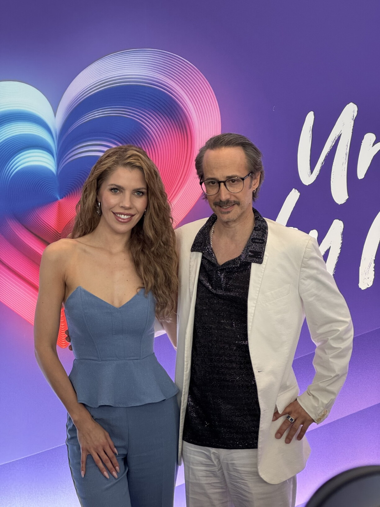 Victoria Swarovski an de Michael Ostrowski sinn d'Hosts fir den Eurovision Song Contest 2026