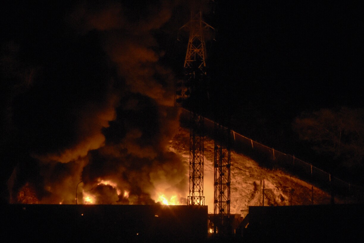 Incendie à Fuerte Tiuna, le plus grand complexe militaire du Venezuela, après une série d'explosions à Caracas le 3 janvier 2026.