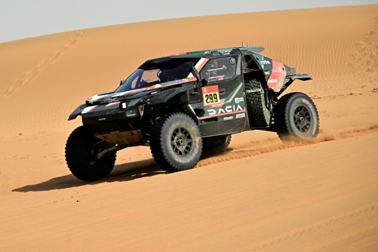 La Dacia Sandriders du pilote qatarien Nasser Al Attiyah et de son copilote belge Fabian Lurquin, lors de la septième étape du rallye Dakar-2026, en Arabie saoudite, entre la capitale Ryad et Wadi ad-Dawasir, le 11 janvier 2026.