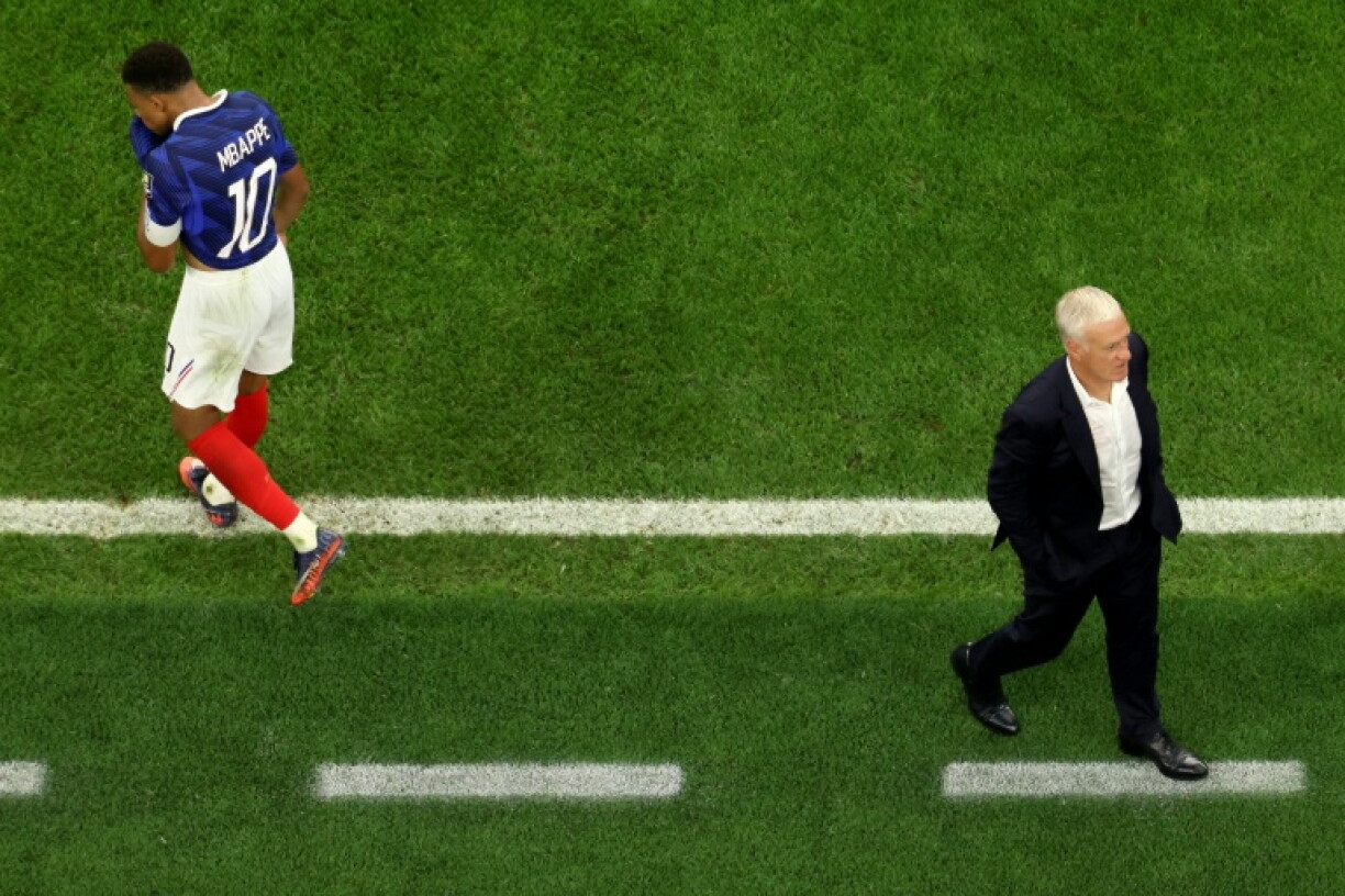 Le désarroi de la star de l'équipe de France Kylian Mbappé et du sélectionneur Didier Deschamps après l'élimination en demi-finale du Mondial face à l'Espagne, le 14 juillet 2026 à Arlington près de Dallas
