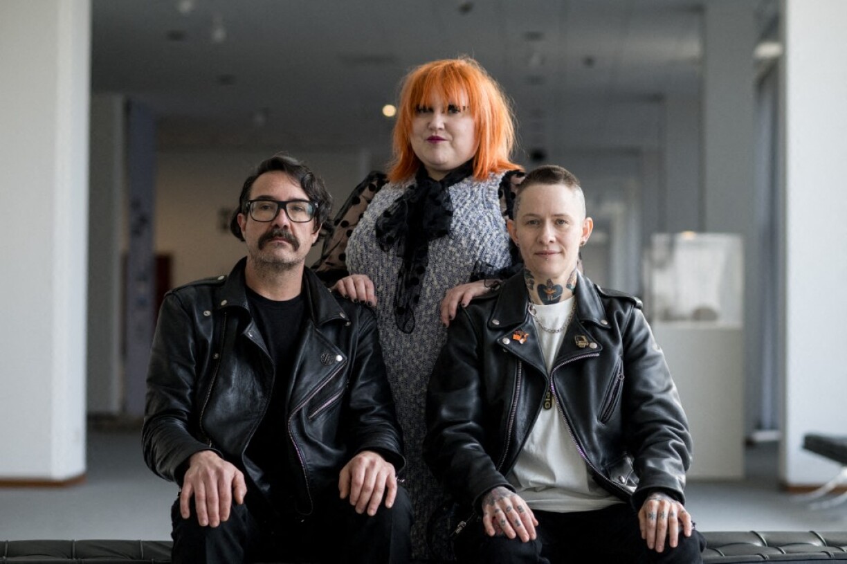 D'Membere vu Gossip, vu lénks no riets: Nathan Howdeshell (Gittar), Beth Ditto (Gesang) and Hannah Blilie (Perkussioun).