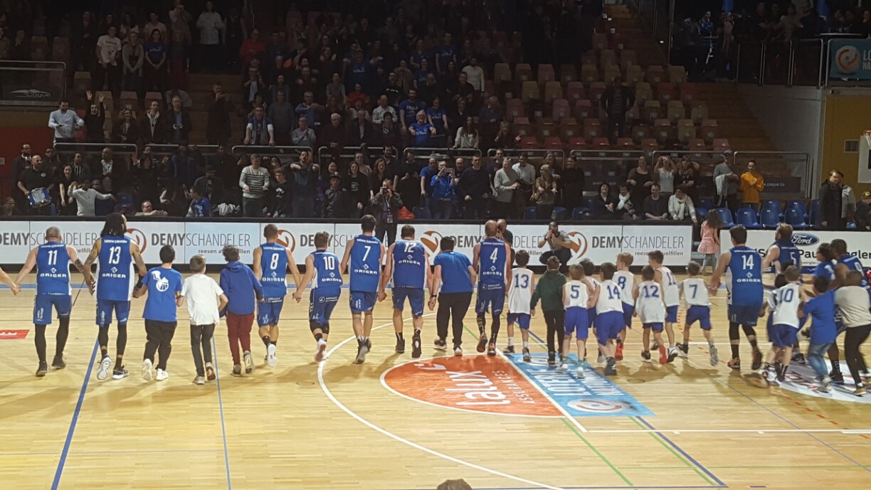 Déi Ettelbrécker feieren hir Victoire mat de Fans.