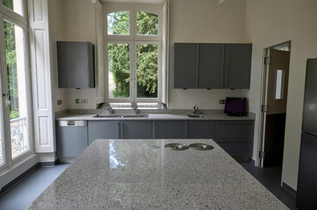 Cuisine de l'ancienne résidence du couturier allemand Karl Lagerfeld à Louveciennes, dans les Yvelines, le 15 mai 2025(FILES) This photograph shows the kitchen at a former residence of the late German fashion designer Karl Lagerfeld, in Louveciennes, near Paris, on May 15, 2025. The historic 19th century house, also the residence of the poet Leconte de Lisle, which includes a living space of over 600m2, a library, tennis court, swimming pool and two hecatres of land will go on sale at auction in Paris on June 17, 2025 with a starting price of €4,635,000.