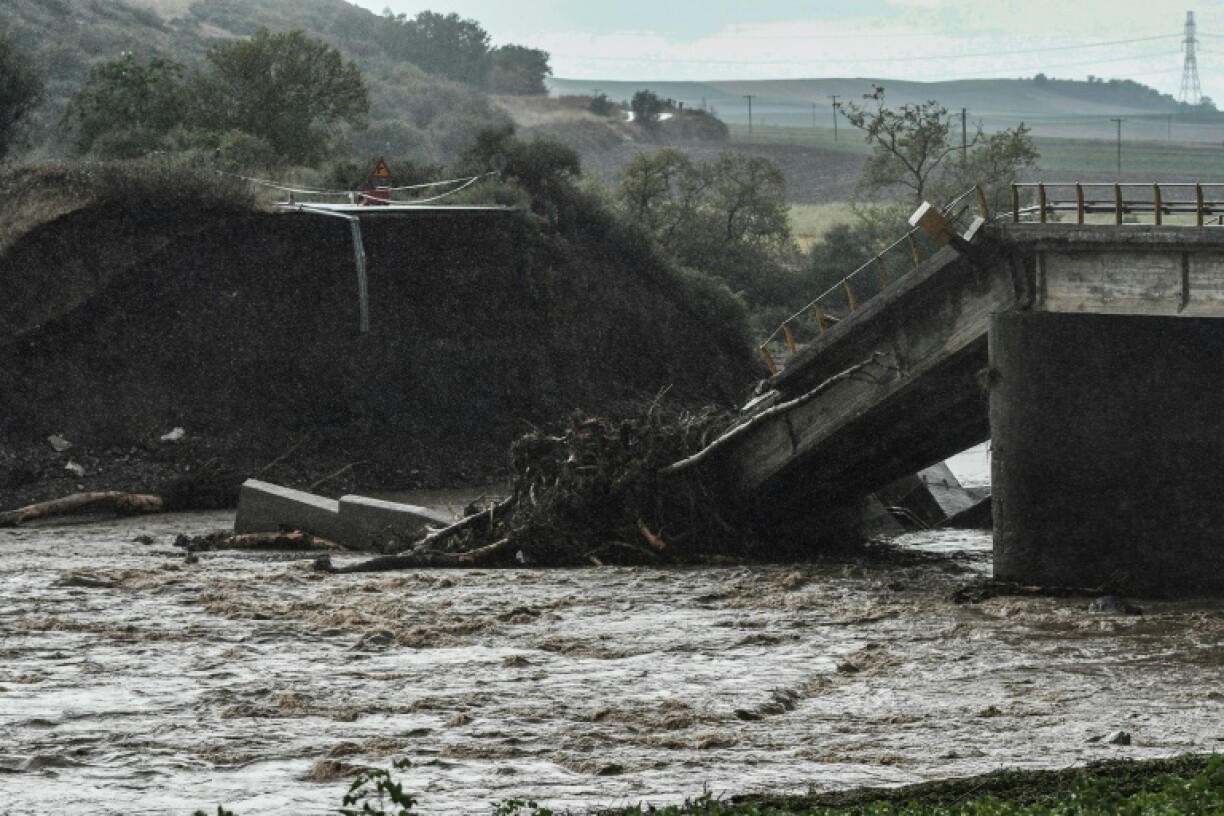 Un pont effondré après de fortes crues à Farsala, en Grèce, le 7 septembre 2023