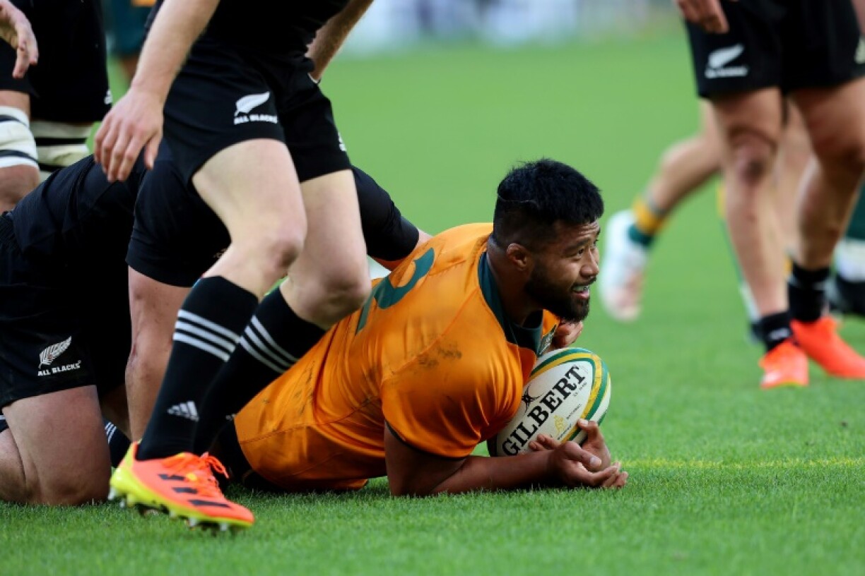 L'Australien Folau Fainga' marque un essai durant la rencontre entre All Blacks et Wallabies, le 5 septembre 2021 à Perth
