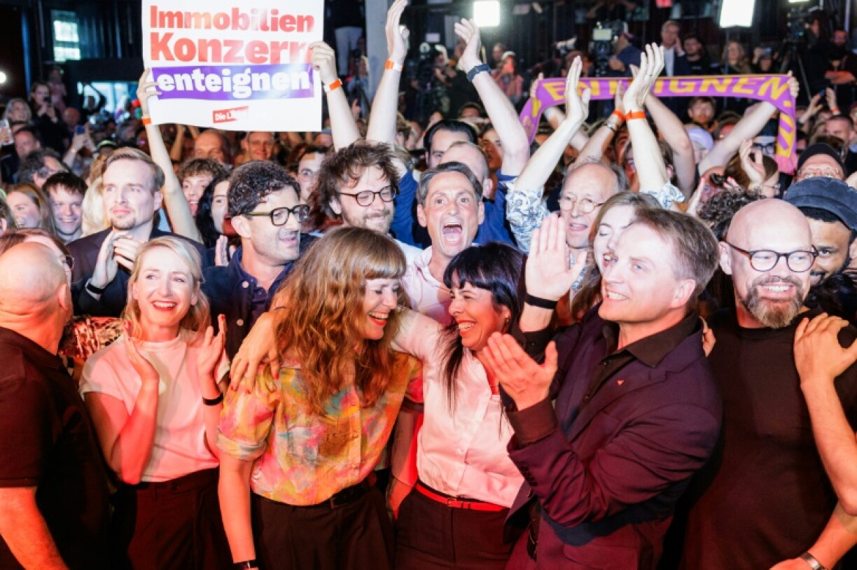 Elif Eralp (au centre), candidate de Die Linke à Berlin, savoure avec ses partisans l'annonce que le parti de gauche radicale est en tête des suffrages, selon les premières estimations, au scrutin dans la capitale allemande, le 20 septembre 2026