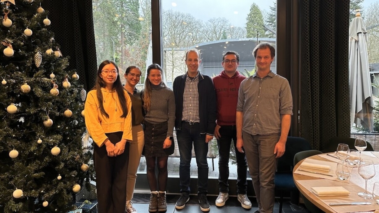 D'Gabriela Retamales zesumme mat hirem Fuerschungsteam.