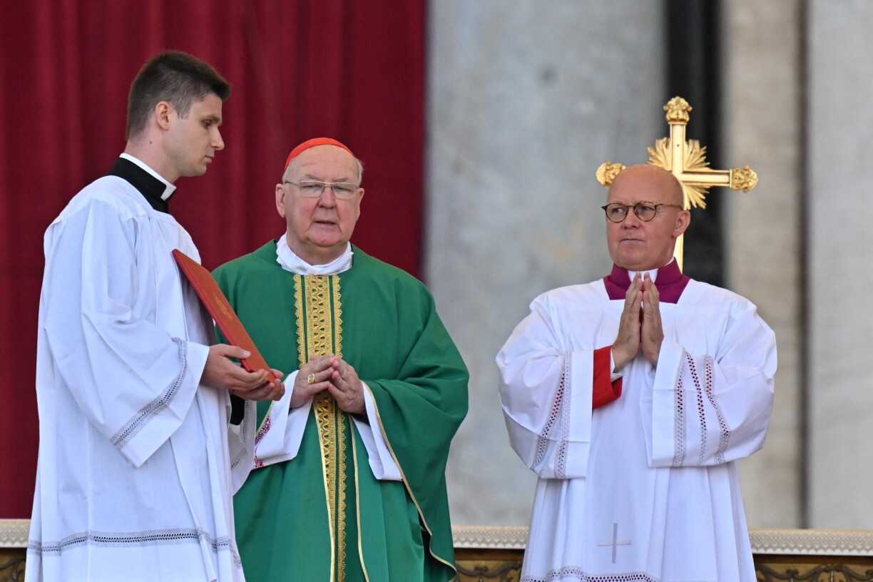 Kevin Farrell, en vert, sera le