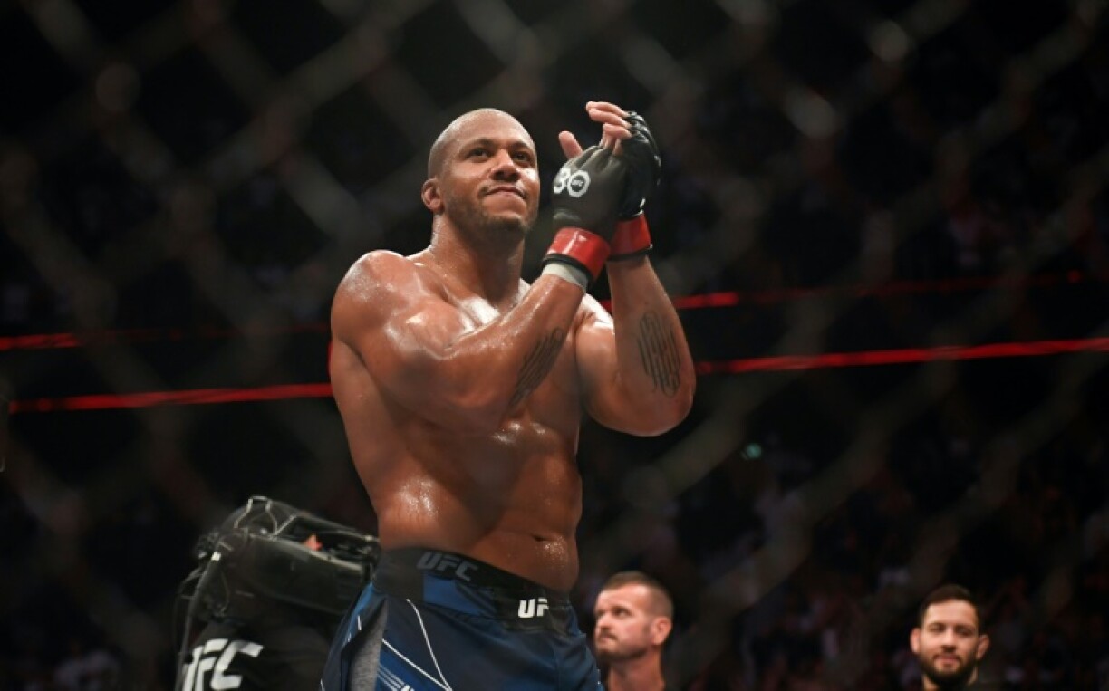 Le Français Ciryl Gane célèbre sa victoire contre le Moldave Serghei Spivac samedi à Paris