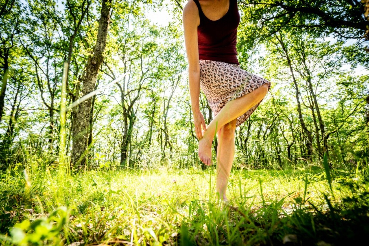 Eng laang Box a fest Schung sinn am Bësch déi besser Iddi, wann ee sech keng Zecken afänke wëll.