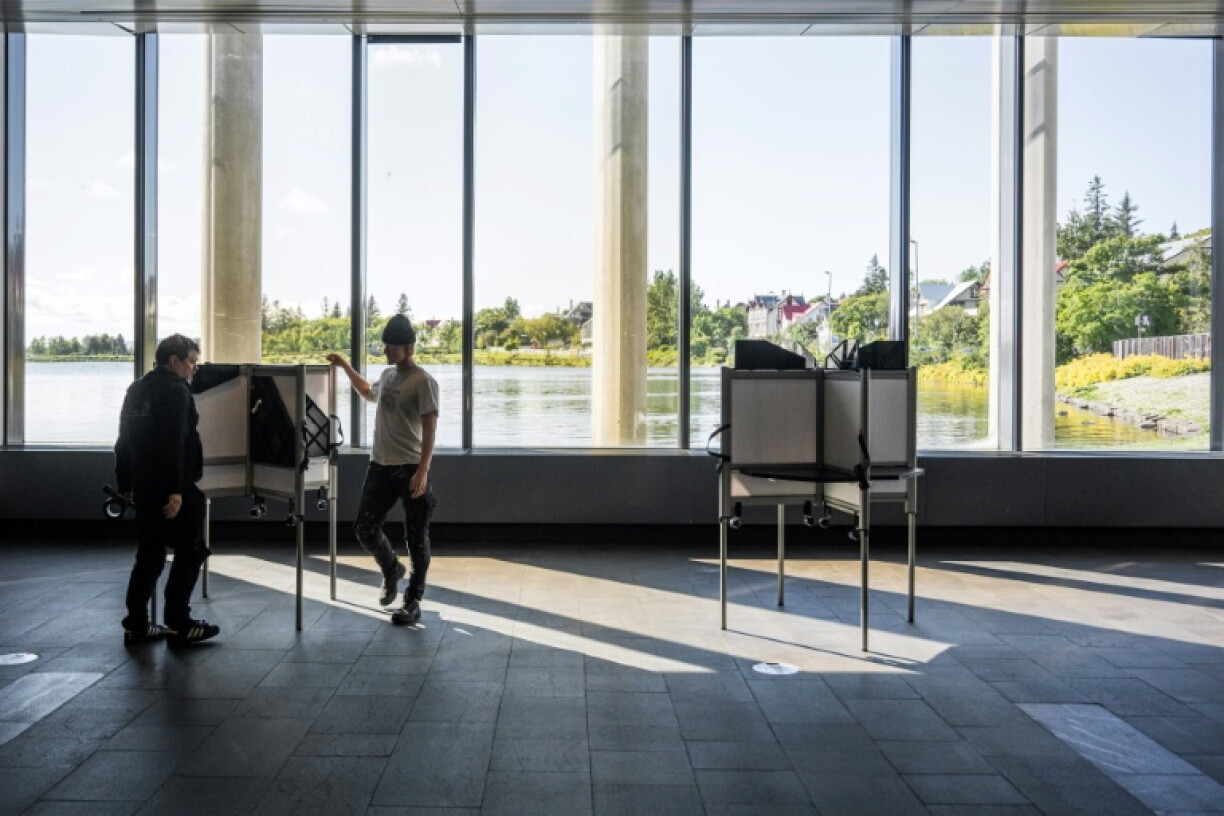 Beim Referendum in Island über die Wiederaufnahme von Beitrittsverhandlungen mit der Europäischen Union liegen die Gegner kurz vor dem Ende der Auszählungen vorne. Sie lagen am Sonntag mit 51,8 Prozent vor den Befürwortern, die auf 48,2 Prozent kamen.