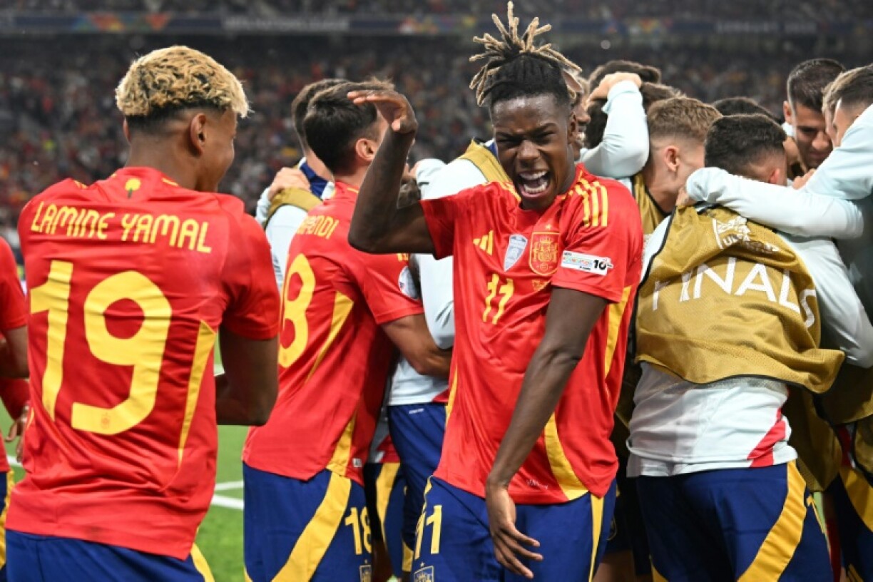 Lamine Yamal and Nico Williams celebrate Spain's fourth goal against France