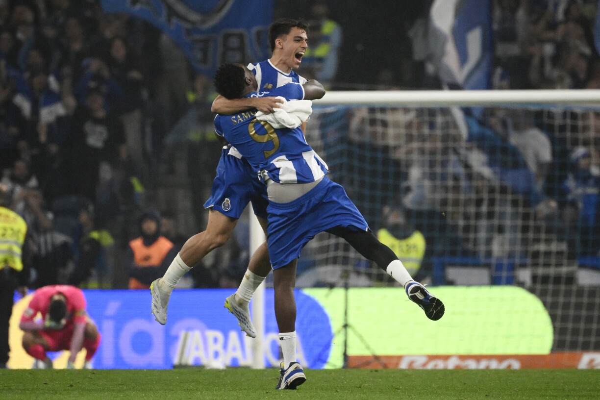 L'attaquant espagnol #09 du FC Porto Samuel Omorodion et le milieu de terrain espagnol #10 du FC Porto Gabriel Veiga célèbrent leur victoire à la fin du match.
