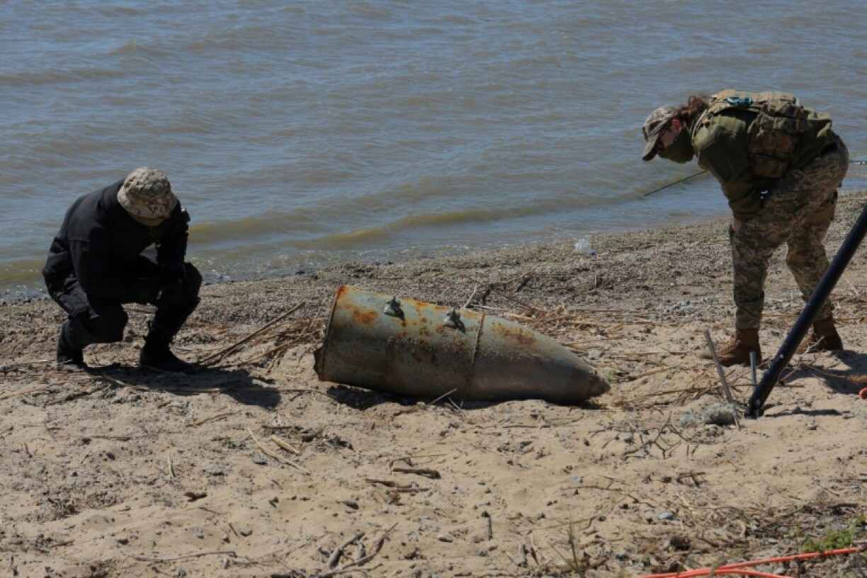 Des artificiers ukrainiens examinent les restes d'une bombe russe FAB-500 repêchée dans la mer Noire près d'Odessa, le 29 avril 2025